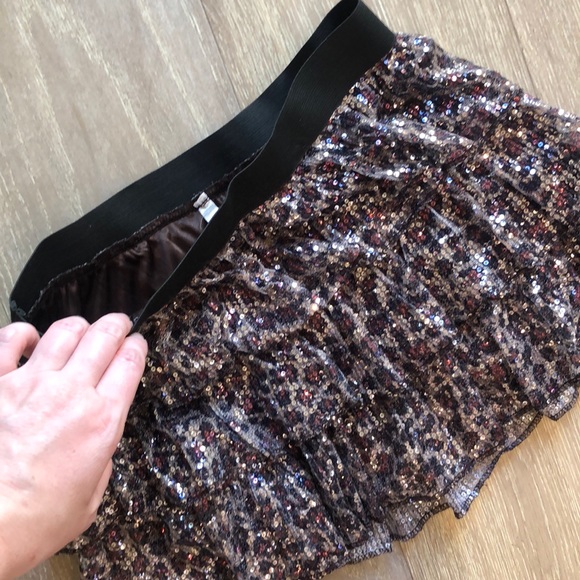 Sequined leopard print ruffled mini skirt - Picture 4 of 5